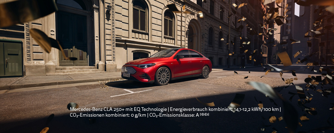 Ein roter Mercedes-Benz CLA in einer Stadt, steht seitlich auf einem Parkplatz.