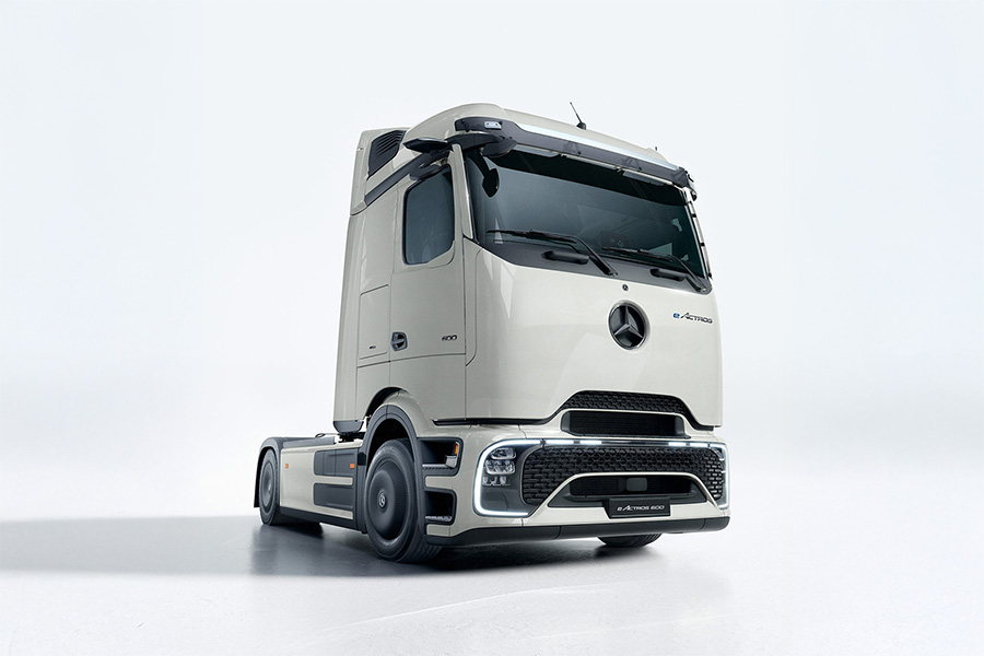Ein futuristisch gestalteter Mercedes-Benz eActros 600 Elektro-Lkw steht in einem weißen Studio-Setting.