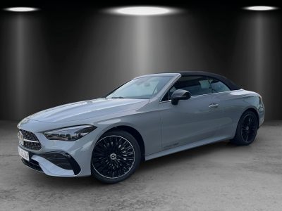 Mercedes-Benz E-Klasse Cabriolet, Seitenansicht leicht von vorn. Lackierung in lichtgrau, geschlossenes schwarzes Stoffverdeck, markante Front mit LED-Scheinwerfern, AMG-Line Exterieur, 20-Zoll-Multispeichenräder in Schwarz glänzend. Schriftzug ‘Autowelt Ebert’ an der Tür.