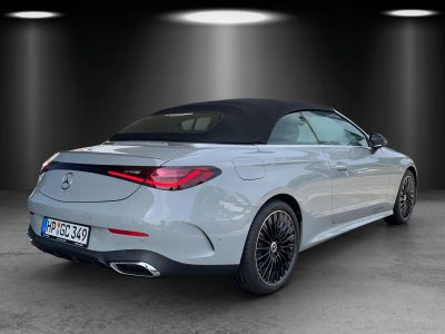 Mercedes-Benz E-Klasse Cabriolet (geschlossenes Stoffverdeck) in lichtgrauer Lackierung, Rückansicht leicht seitlich aufgenommen. Markante LED-Rückleuchten, AMG-Line Exterieur, 19-Zoll-Multispeichen-Leichtmetallräder in Schwarz mit Glanzdrehbearbeitung.