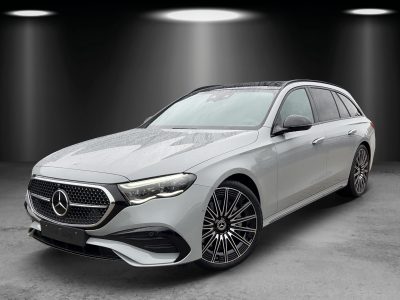 Frontansicht eines silbernen Mercedes-Benz T-Modells (Kombi) im Showroom mit Spotbeleuchtung – markanter Kühlergrill mit Stern, schlanke LED-Scheinwerfer, sportliche Schürze, große Mehrspeichenfelgen.