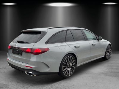 Rückansicht eines silbernen Mercedes-Benz T-Modells (Kombi) in einem Showroom mit Spotbeleuchtung – moderne, elegante Linienführung, LED-Rückleuchten, große Leichtmetallräder und getönte Scheiben.