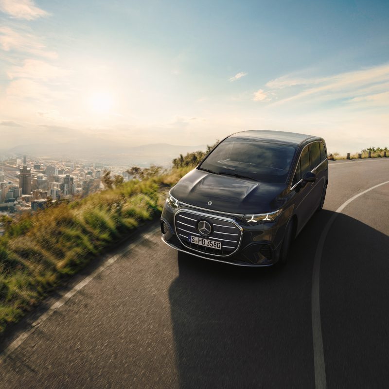 VLE_PAD_Brand_SimplyOutstanding_Side-shot_18_Driving-front_People_eciRGB